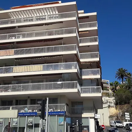 Small Yet Convenient One-bedroom Flat דירה קאן